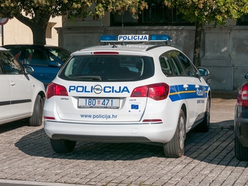 Muškarac iz BiH teško povrijeđen u tuči na Hvaru , helikopterom prebačen u bolnicu