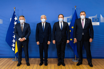 Tragikomedija u Briselu: Dodik odbio stati pored Džaferovića