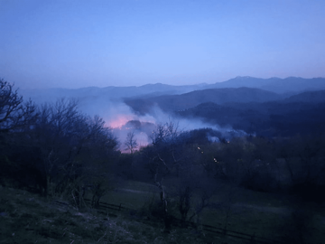 VATROGASCI SATIMA GASE POŽAR Gori dio šume kod Ilijaša