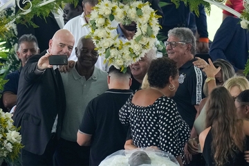 Infantino pozirao za selfije kraj Peleovog tijela