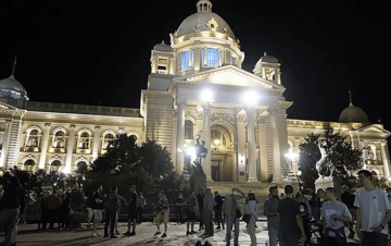 BLOKIRALI SAOBRAĆAJ Demonstranti ponovo ispred Skupštine Srbije