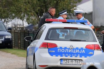 Brzom reakcijom policajaca spasen život, ženu uhvatio za ruku i sklonio sa ograde mosta