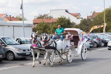 Ponosni tata u bijeloj kočiji dočekao mamu i bebu ispred porodilišta u Bijeljini