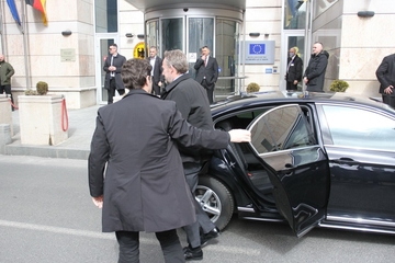 Građani u BiH kupuju krševe, zvaničnici se časte skupocjenim limuzinama