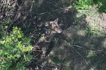 Pogledajte kako se ruski vojnik predao ukrajinskom FPV dronu: Molio za milost i preživio