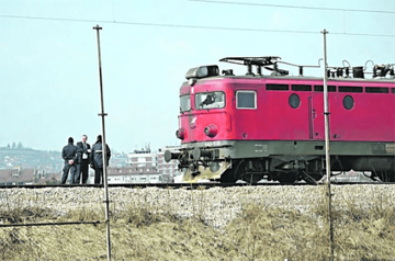 DETALJI TEŠKE NESREĆE U BLAŽUJU Ljekari se bore za život migranta kojeg je UDARIO VOZ