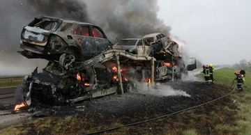 FOTO Šleper s devet automobila izgorio na A3. Policija: Šteta je milion kuna
