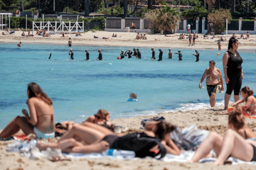 ONI NE STRAHUJU OD VIRUSA Plaže u Španiji PRENATRPANE, vlasti ih ZATVARAJU