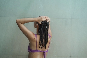 Kako temperatura vode tokom pranja utiče na zdravlje i izgled kose