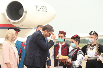 Predsjednik Srbije na aerodromu dočekan uz hljeb i so