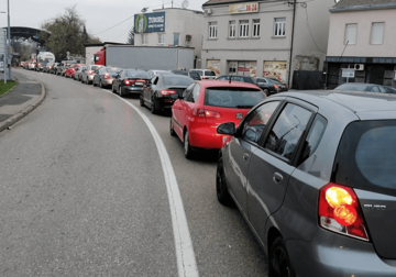 GUŽVE NA IZLAZU IZ BiH Kolone vozila u Gradiški, mnogi se nakon glasanja vraćaju u evropske zemlje