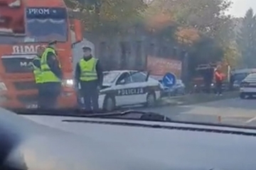 Policajac povrijeđen u sudaru kamiona i službenog auta u Tuzli