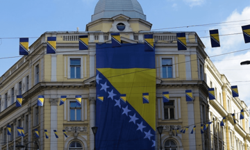 Iznad Vječne vatre postavljena velika zastava uoči Dana nezavisnosti BiH