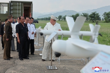 Kim Džong Un nadgledao testiranje dronova samoubica