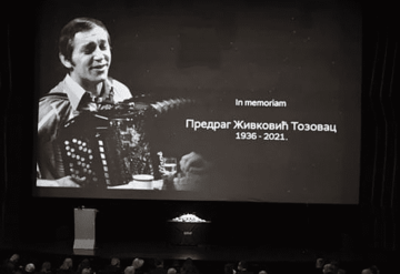 Komemoracija Predragu Živkoviću Tozovcu: Žena legendarnog pjevača, ne skriva tugu i bol, brojne kolege došle da se oproste