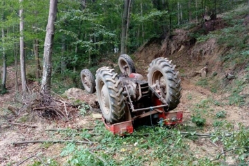 Vozač traktora poginuo u šumi dok je izvlačio drva