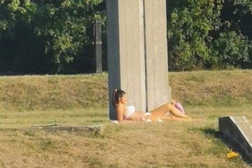 Djevojka u bikiniju sunčala se pored spomenika u Jajincima
