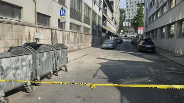 Haos na Marijin Dvoru: Otpao dio fasade sa prvog sarajevskog nebodera, uništen automobil