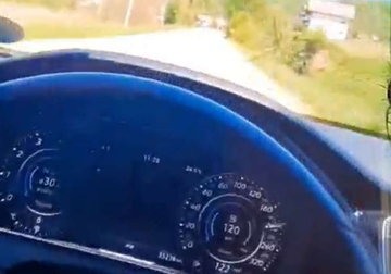 Divljao na putu: Mladić snimao kako vozi automobil skoro 300 kilometara na čas a sve zbog objave na Tik Toku