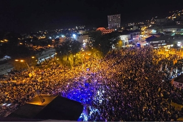 Nezapamćene scene u Novom Pazaru: Više od 35.000 ljudi proslavilo veliki uspjeh fudbalera