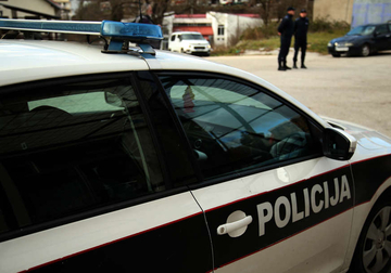 Kamion se prevrnuo, povrijeđena jedna osoba