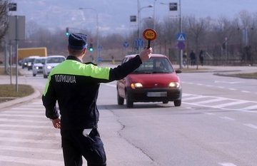 Oduzet auto vozaču bez vozačke i sa dugom za kazne od 14.230 KM