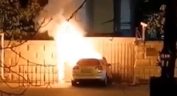 Auto se zabio u vrata ruske ambasade u Rumuniji, vozač je poginuo /VIDEO/