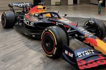 Atrakcija u Tuzli: Bolid Formule 1 oduševio građane