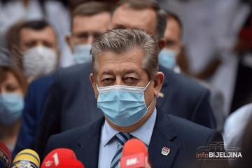 Zdravstveno stanje Miće Mićića i dalje izuzetno teško