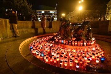 VIDEO Zagrepčani se opraštaju od Akija Rahimovskog, upaljene desetine svijeća