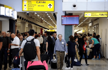 ZA PUTNIKE SE UVODI PLAĆANJE TAKSE Tuzlanski aerodrom smanjuje plate radnicima za 20 odsto