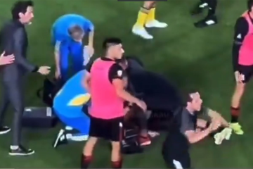 Srušio se na teren i počeo da se trese: Fudbaler hitno prebačen u bolnicu (VIDEO)