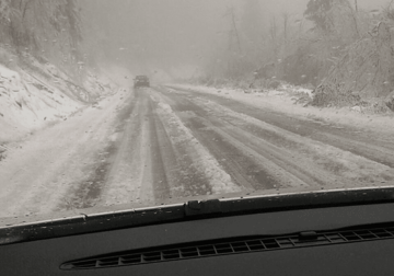 SNJEŽNA OLUJA Preko 1.000 automobila zaglavljeno na putu