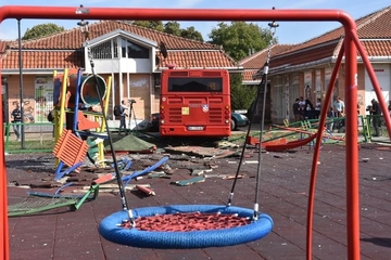 JEZIV SNIMAK: Evo kako je vozač "pomahnitalog" autobusa izgubio kontrolu nad vozilom (VIDEO)