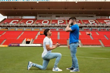 Fudbaler zaprosio dečka na terenu svog kluba