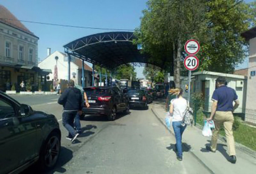 NAORUŽAJTE SE STRPLJENJEM Gužva na graničnim prelazima Velika Kladuša i Donja Gradina