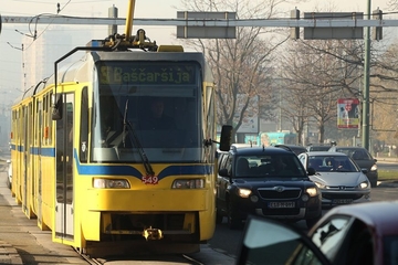 Sudar dva vozila na tramvajskim šinama: Tri osobe povrijeđene u nesreći u Sarajevu