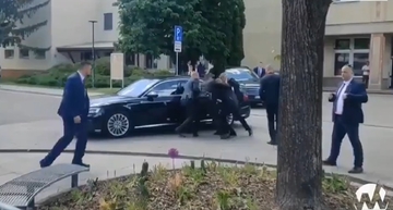 DRAMATIČAN SNIMAK Ranjenog premijera Slovačke obezbjeđenje ubacuje u auto (VIDEO)