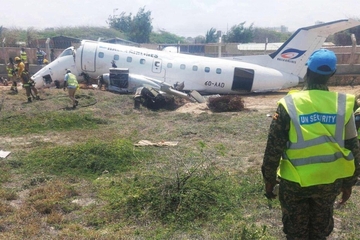 Avion izletio s piste pa se zabio u ogradu (VIDEO)
