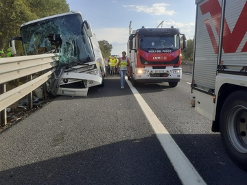 Autobus pun putnika probio zaštitnu ogradu, ima poginulih