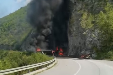 Težak udes: Kamion se prevrnuo i izgorio, vozač teže povrijeđen (VIDEO)