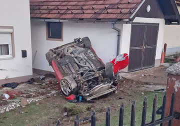 Teška nesreća: Autom se zakucao u kuću i prevrnuo (FOTO)