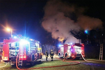 Izgorjela dva stana, 16 vatrogasaca četiri sata gasili požar