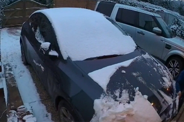 Izgrebao očev nov auto čisteći snijeg (VIDEO)