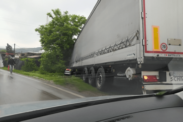 Dvije osobe povrijeđene u teškom sudaru kamiona i kedija