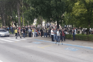 Protestuje više od stotinu građana u Velikoj Kladuši