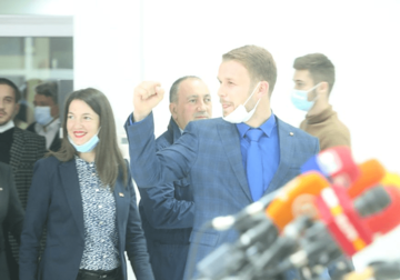 SLAVLJENIČKA ATMOSFERA U GLAVNOM ŠTABU PDP Prisutni čestitaju i skandiraju Stanivukoviću