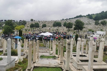 Rijeka ljudi na sahrani sina Enesa Begovića