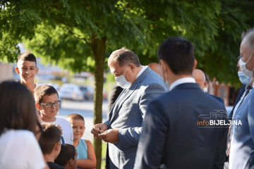 Dodiku u Ugljeviku prišla djeca, on im dao novac da se počaste ćevapima (FOTO)