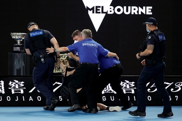 NOVAK POKRENUO Otkriveno šta je pisalo na plakatu žene koja je uletjela na teren u finalu Australijan opena